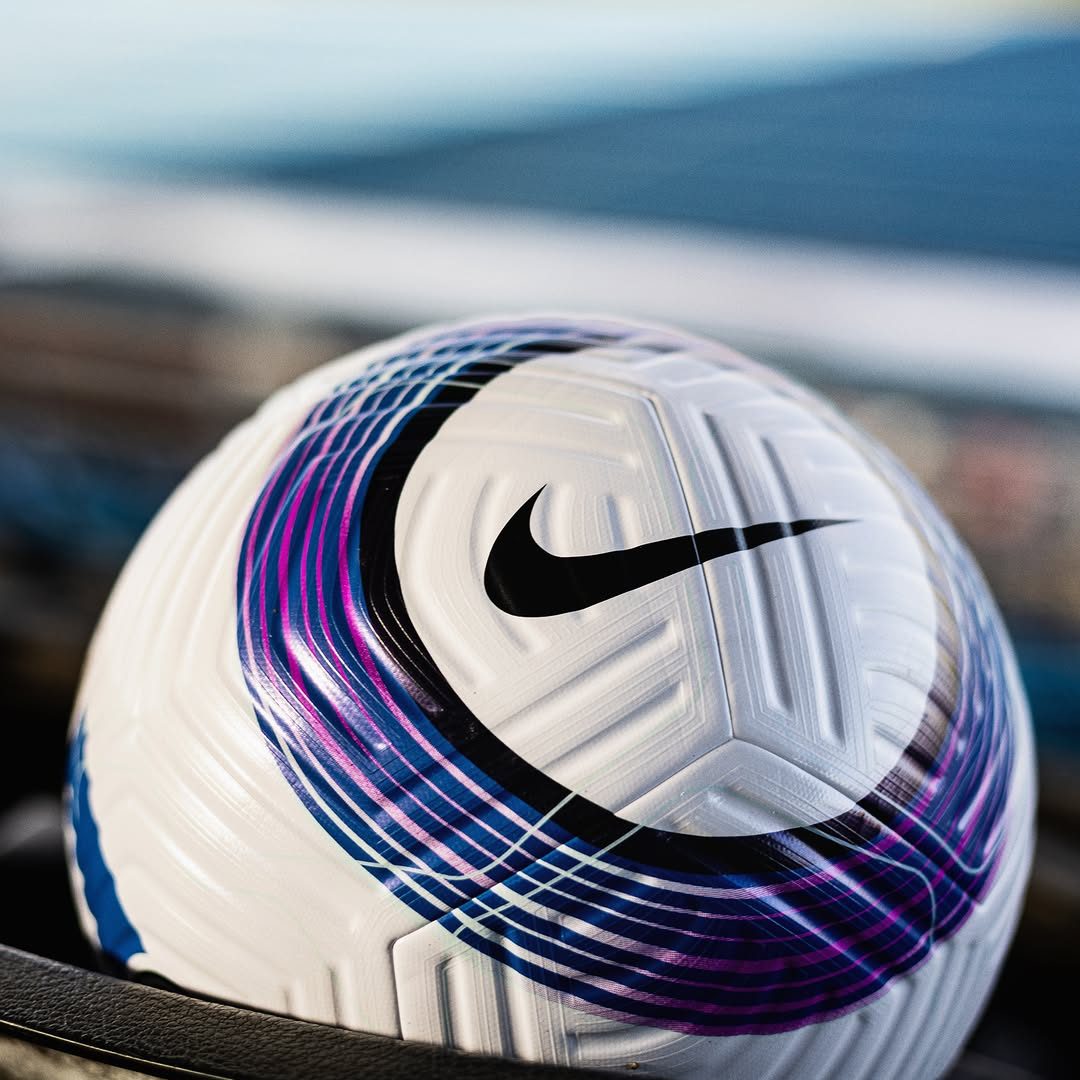 477023056_964186869183980_6372227913654441340_n-e1740604271139.jpg Nike Premier League 2024/25 Final Ball – Total 90 Tribute - Image 1